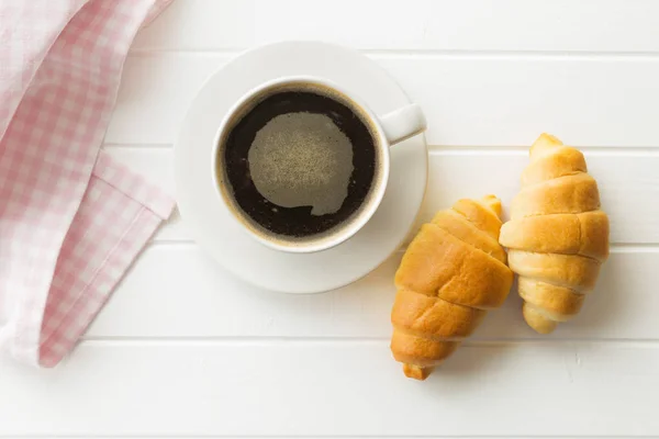 Süße leckere Croissants und Kaffeetasse. — Stockfoto