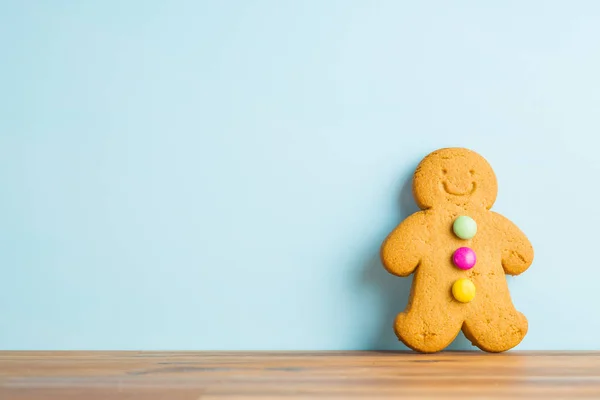 Speculaaspop leunend tegen de muur. — Stockfoto