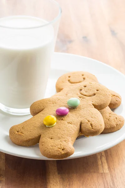 Süßer Lebkuchenmann und ein Glas Milch. — Stockfoto