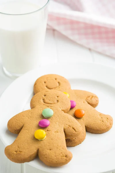 Söta pepparkakor män och glas mjölk. — Stockfoto