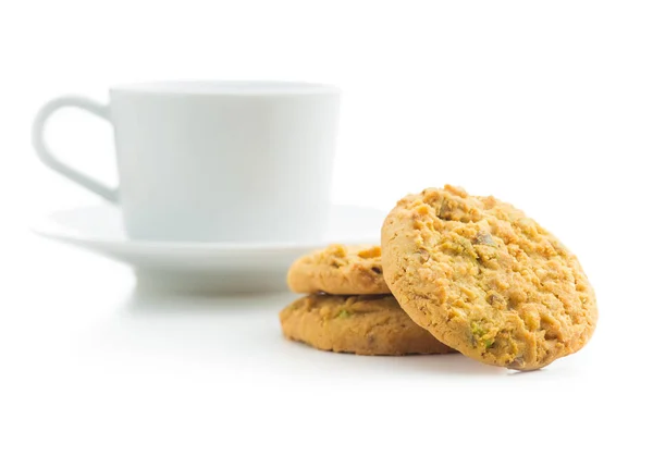 甘いピスタチオのクッキーとコーヒーのマグカップ. — ストック写真