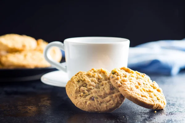 Süße Pistazienkekse und Kaffeebecher. — Stockfoto