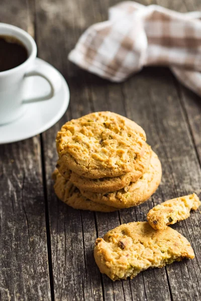 Dolci biscotti al pistacchio e tazza di caffè . — Foto Stock