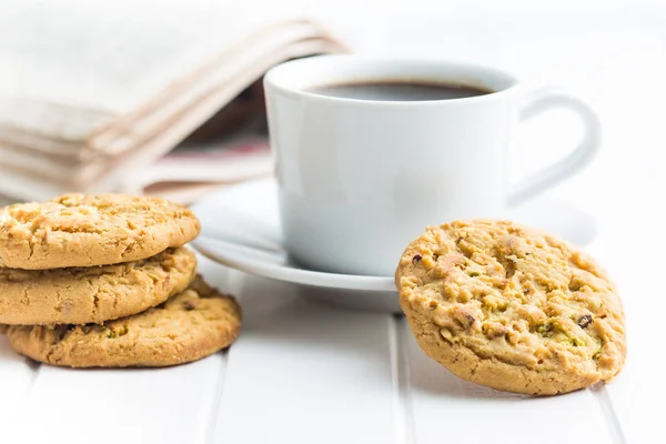 Süße Pistazienkekse und Kaffeebecher. — Stockfoto