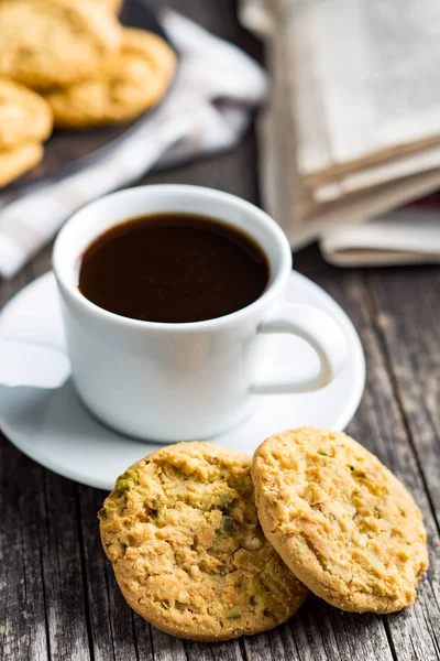 Zoete pistache cookies en koffiemok. — Stockfoto