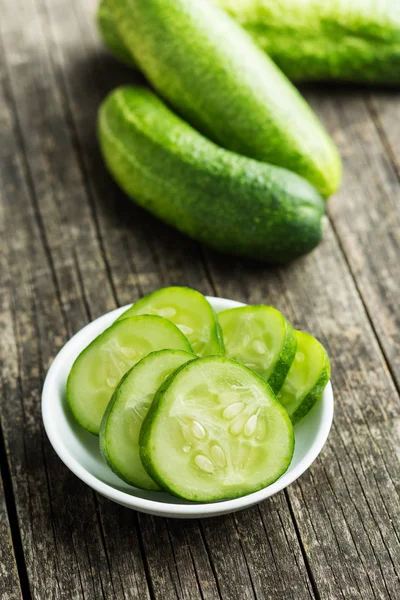 Pepinos verdes en rodajas . — Foto de Stock