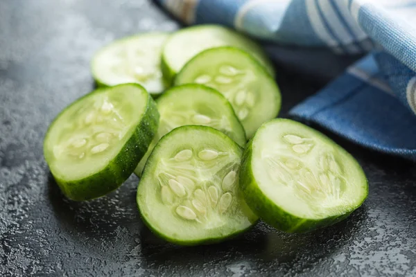Gesneden groene komkommers. — Stockfoto