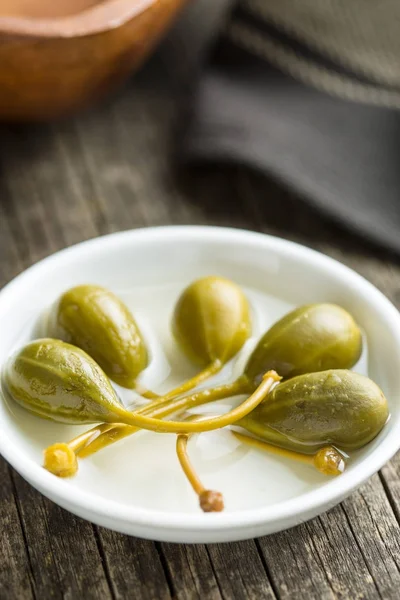 Bayas de alcaparra en escabeche . —  Fotos de Stock