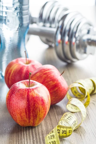 Manzana y cinta adhesiva . — Foto de Stock