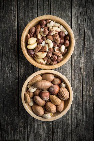 Différents types de noix dans un bol en bois . — Photo