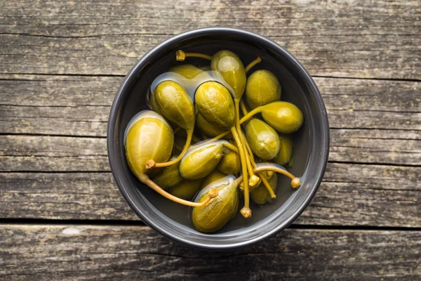 Bayas de alcaparra en escabeche . —  Fotos de Stock