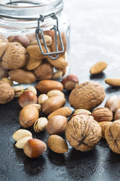 Verschillende soorten noten in de notedop. — Stockfoto