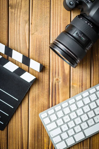 Professionell kamera, dator tangentbord och kläpp styrelse. — Stockfoto