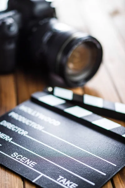 Professionelle Kamera und Klappbrett. — Stockfoto