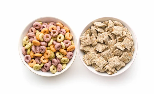 Plazas de cereales para el desayuno y anillo en tazón . — Foto de Stock