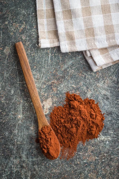 Sabroso cacao en polvo en cuchara de madera . — Foto de Stock