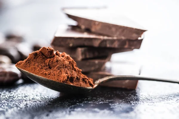 Donkere poeder van de cacao en chocolade. — Stockfoto