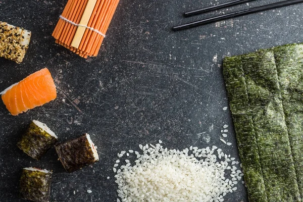 Japansk sushi rullar, ris och nori. — Stockfoto