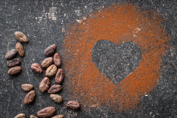 Kakao tozu yapılan kalp şekli. — Stok fotoğraf