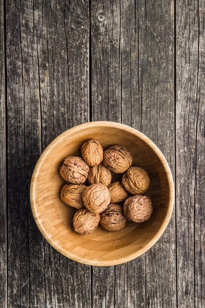 Savoureux noix séchées dans un bol . — Photo