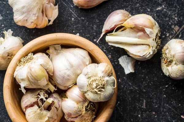 Verse gezonde knoflook in houten kom. — Stockfoto