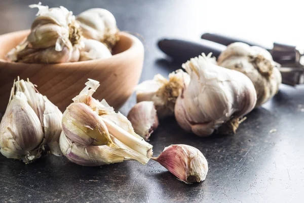 Fresh garlic and garlic presser. — Stock Photo, Image
