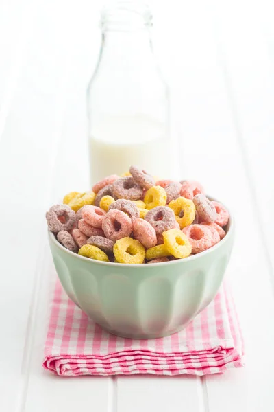 Anillos de cereales coloridos . — Foto de Stock