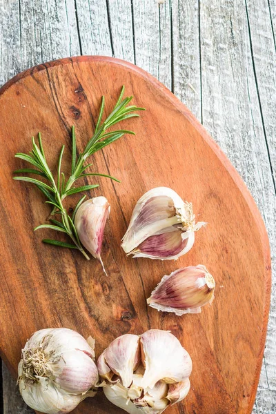 Fresh healthy garlic with rosemary. — Stock Photo, Image