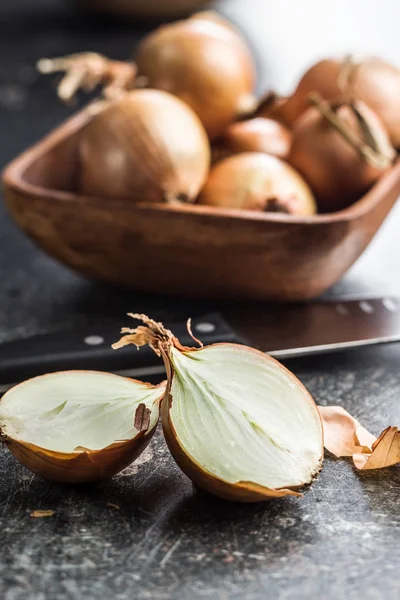 Gehalveerde uien bollen. — Stockfoto