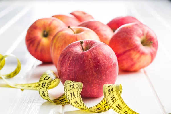 Manzana roja y cinta métrica. — Foto de Stock