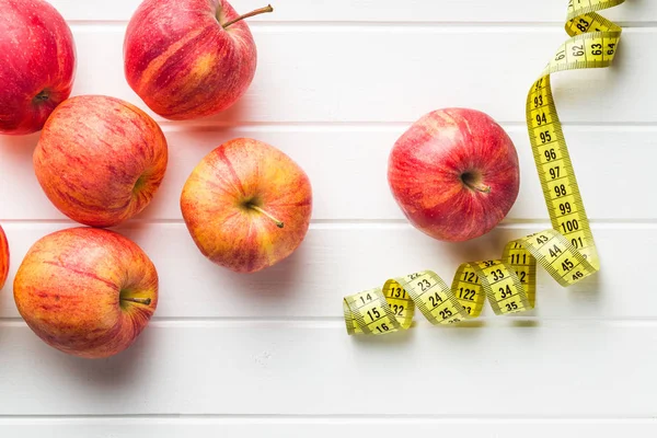 Red apple and measuring tape. — Stock Photo, Image