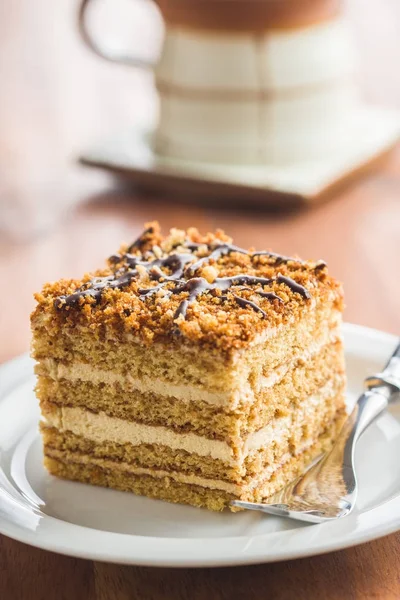 Kuchen mit Walnüssen und Honig. — Stockfoto