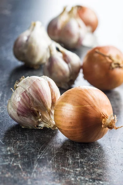 Färsk lök och vitlök lökar. — Stockfoto