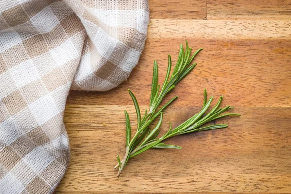 Gröna rosmarin gren. — Stockfoto