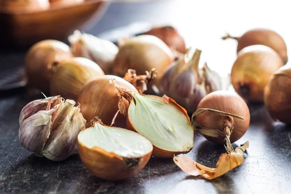 Zwiebelzwiebeln halbiert. — Stockfoto