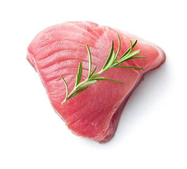 Świeży surowy tuńczyk stek i rozmarynem. — Zdjęcie stockowe
