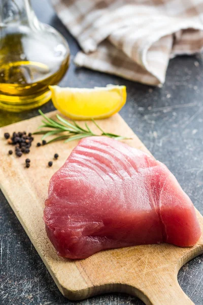 Fresh raw tuna steak. — Stock Photo, Image