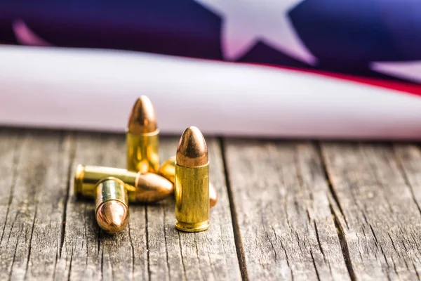 Pistolenkugel und US-Fahne. — Stockfoto
