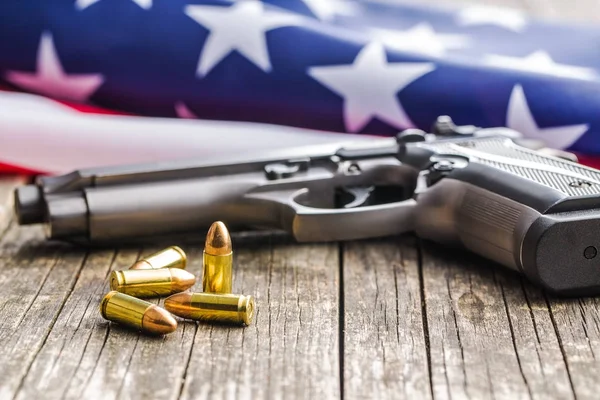 Pistolet, kule, broń i flaga Usa. — Zdjęcie stockowe