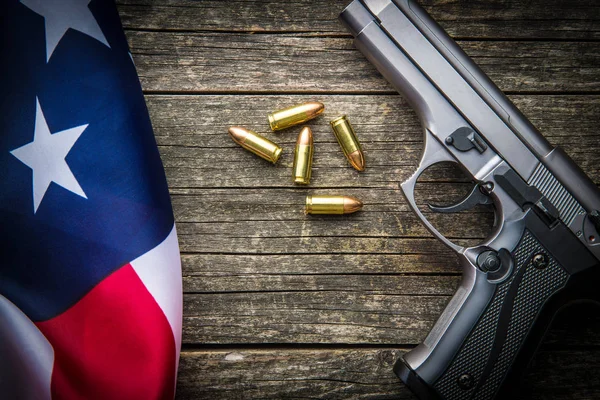 Balas de pistola, pistola y bandera de EE.UU. . — Foto de Stock