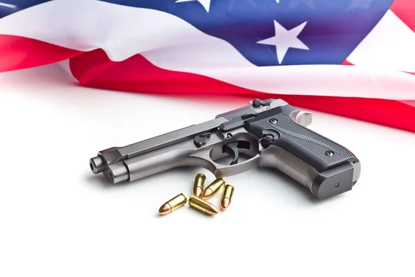 Pisztoly, golyók, pisztolyt és Usa zászló. — Stock Fotó