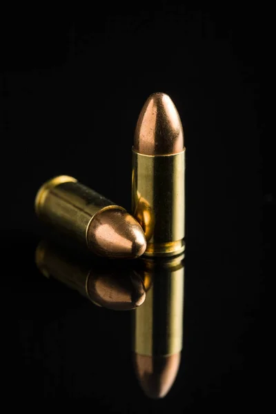 9-мм пістолет кулями . — стокове фото