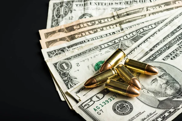 9mm pistool opsommingstekens en dollars. — Stockfoto