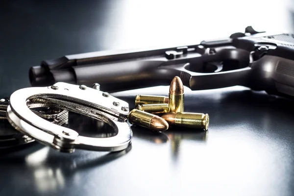 Pistolenkugeln, Handfeuerwaffen und Handschellen. — Stockfoto