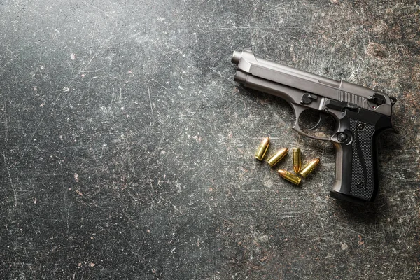 9mm Pistolenkugeln und Handfeuerwaffen. — Stockfoto