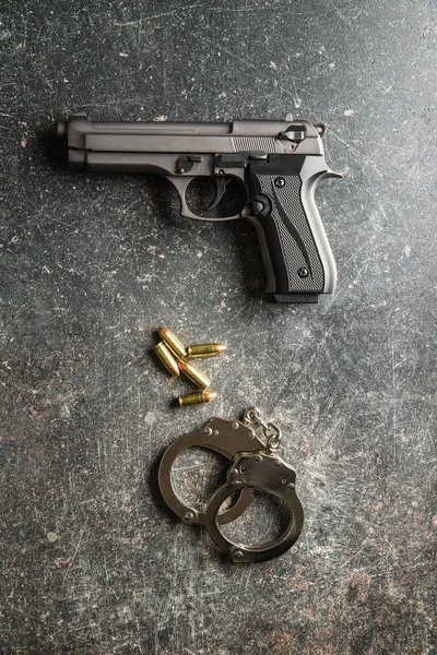 Pistool opsommingstekens, handgun en handboeien. — Stockfoto