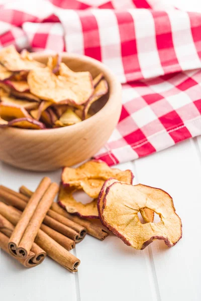 Dried apple slices and cinnamon. — Stock Photo, Image