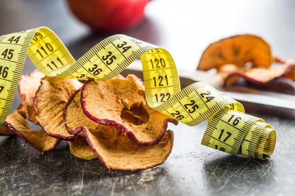 Rodajas de manzana secas y cinta métrica . —  Fotos de Stock