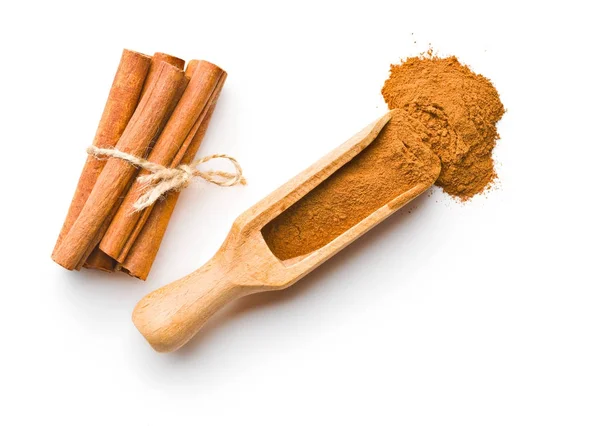 Palitos de canela e canela moída . — Fotografia de Stock