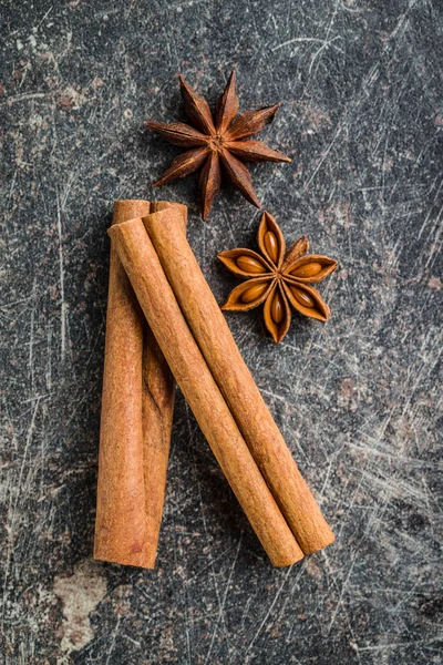 Paus de canela e anis estrela. — Fotografia de Stock